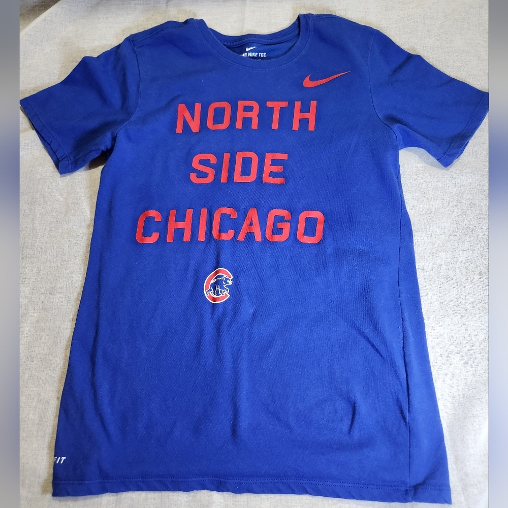 The Nike Tee Mens Athletic Cut T Shirt CrewNeck Short Sleeves Graphic Blue Cubs